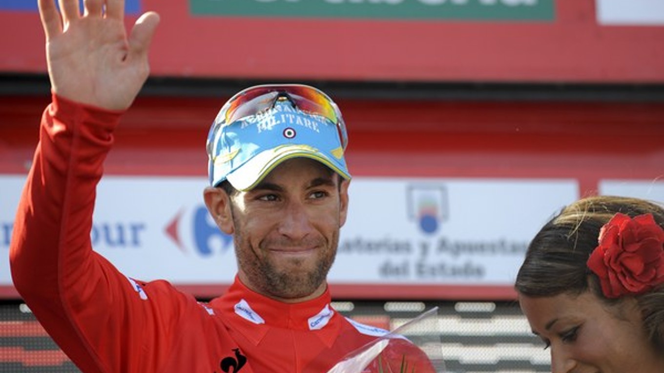 Celkový líder, taliansky cyklista Vincenzo Nibali oslavuje na pódiu po štvrtej etape pretekov Okolo Španielska na trati z Lalinu do Fisterry 27. augusta 2013, dlhej 189 km.