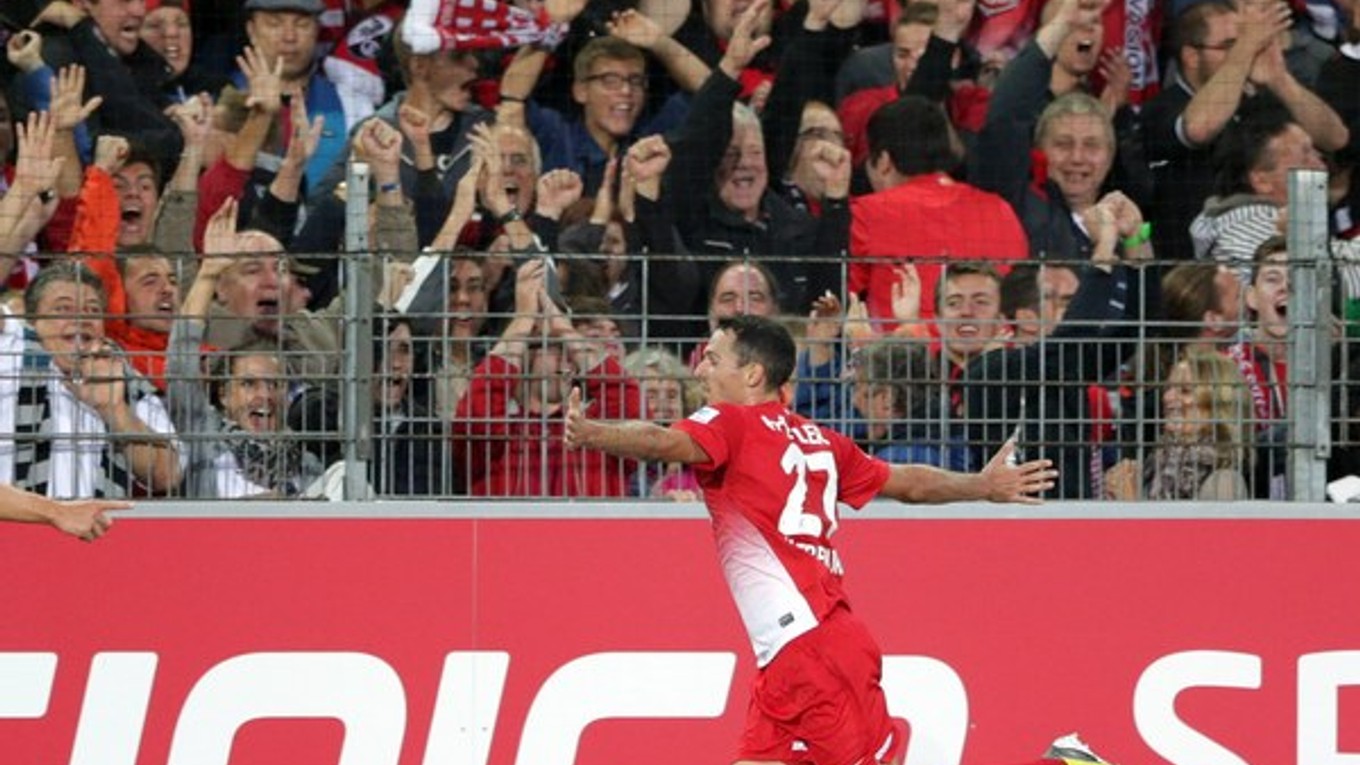 Nicolas Höfler z Freiburgu oslavuje vyrovnávajúci gól.