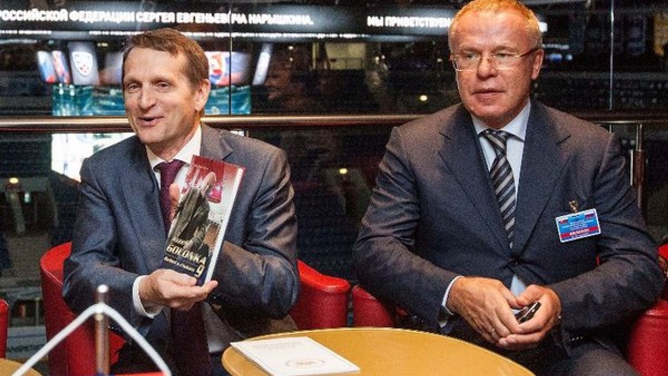 Predseda Štátnej dumy Federálneho zhromaždenia Ruskej federácie Sergej J. Naryškin (vľavo) a prezident CSKA Moskva Vjačeslav Fetisov.