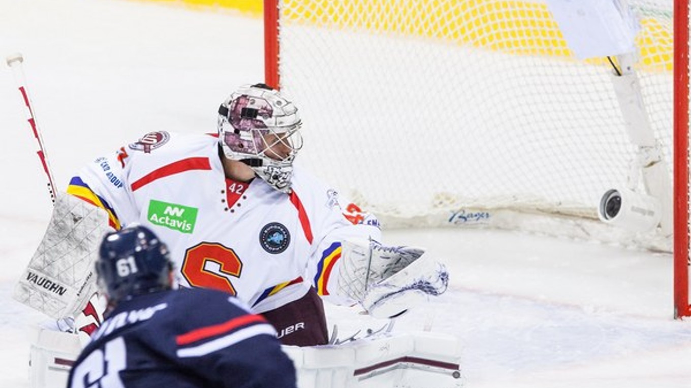 Hráč Slovana Milan Bartovič a brankár Sparty Tomáš Popperle počas zápasu turnaja European Trophy medzi Slovanom a Spartou Praha, ktorý domáci prehrali 2:3 po nájazdoch.