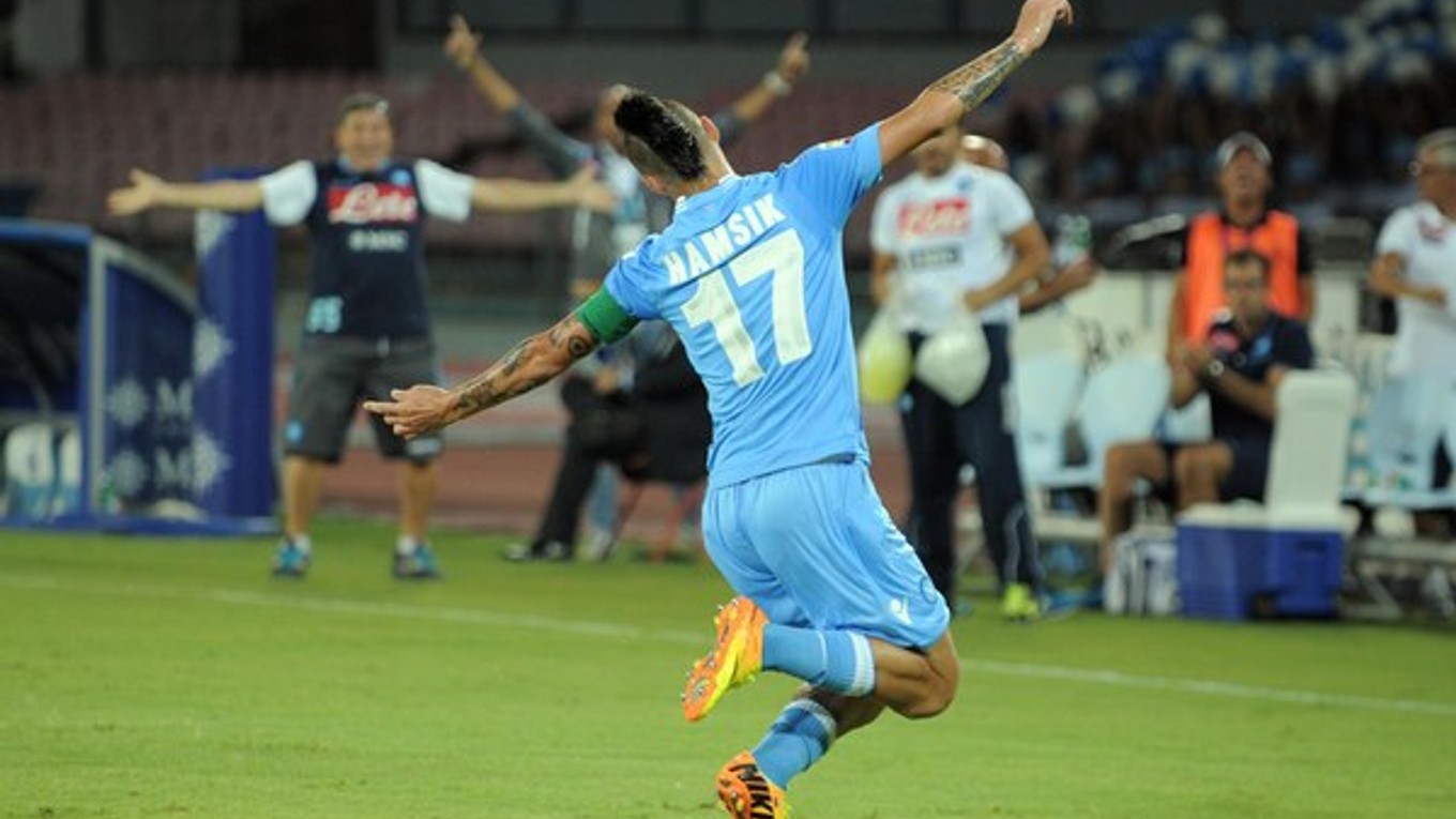 Marek Hamšík oslavuje gól do bránky Bologne vo prvom kole talianskej ligy.