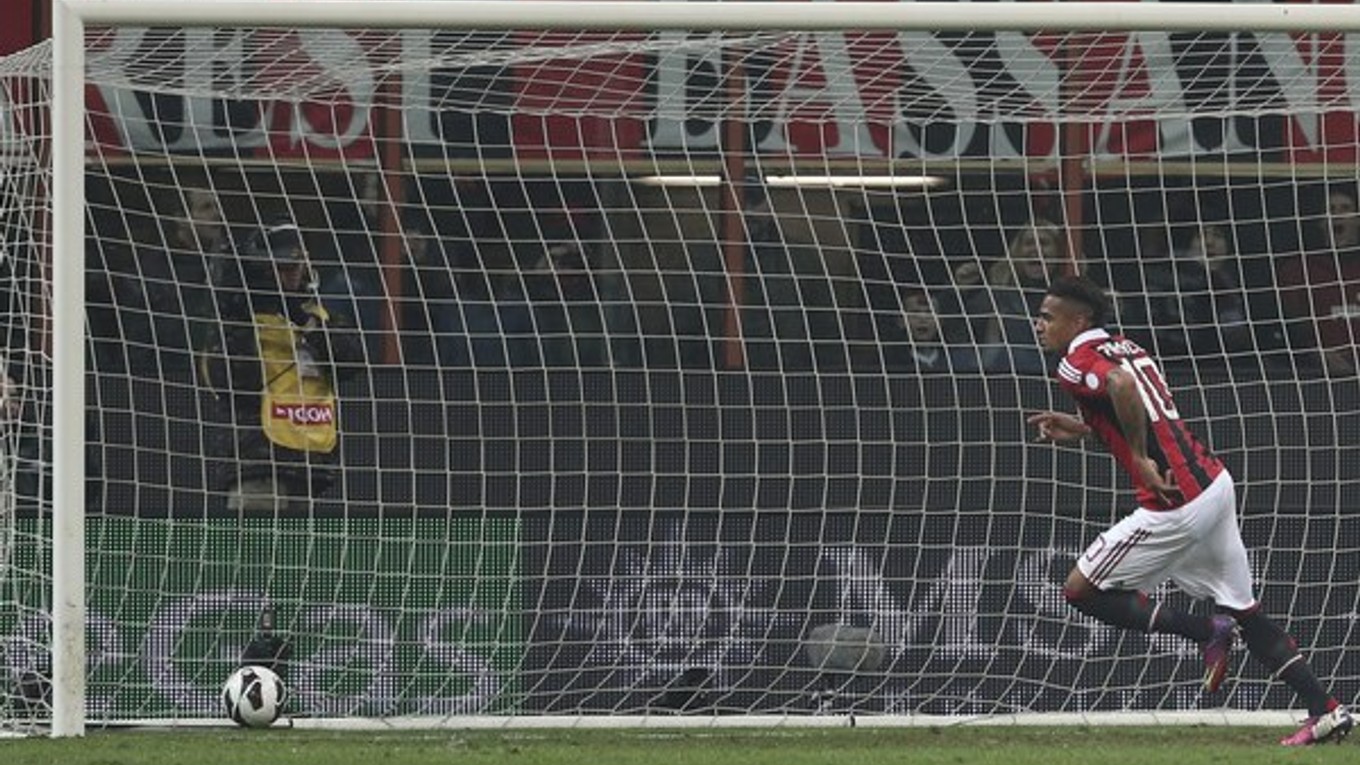 Hráč AC Miláno Kevin Prince Boateng sa na jar takto tešil z gólu cez brankára Lazia Federica Marchettiho.