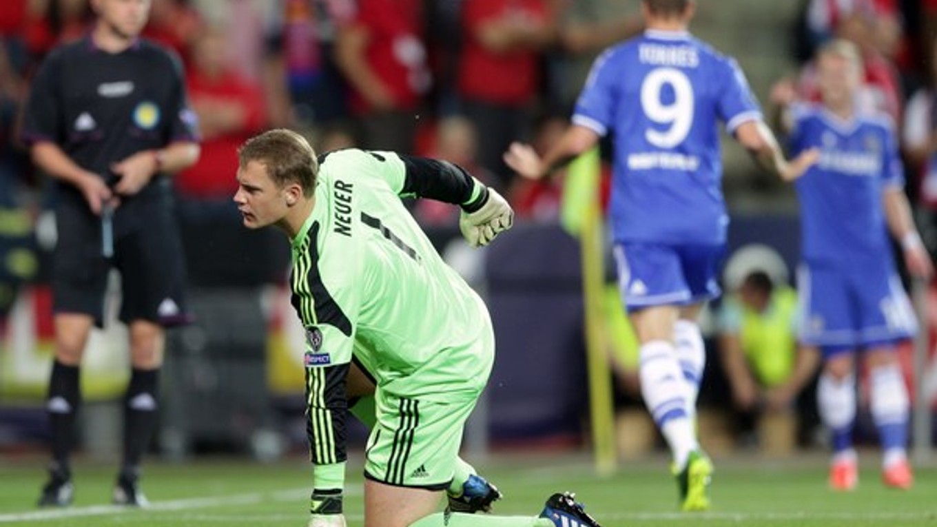 Brankár Bayernu Manuel Neuer po tom, ako španielsky útočník Chelsea Fernando Torres (vpravo) strelil úvodný gól vo finále 38. ročníka Superpohára UEFA.