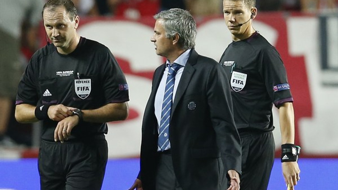 Jose Mourinho pred predĺžením vysvetľuje rozhodcovi Jonasovi Erikssonovi, že druhou žltou kartou Ramiresovi zabil zápas.
