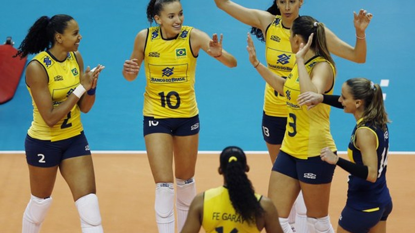 Juciely Cristina Barreto (2), Gabriela Guimaraes (10), Fernanda Rodrigues (16), Sheilla Castro, Danielle Lins (3) a Fabiana Oliveira oslavujú víťazstvo nad Srbkami.