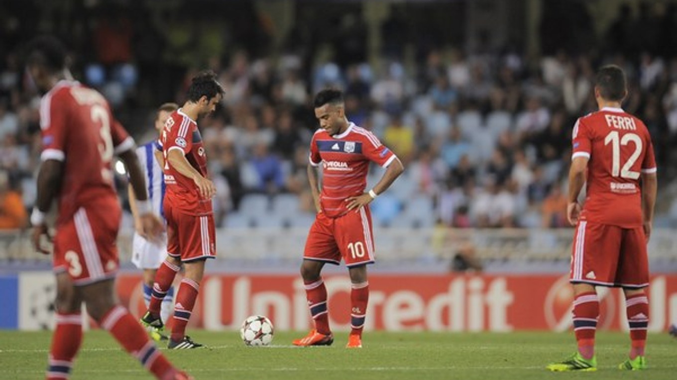 Futbalisti Olympique Lyon po nedávnej prehre s tímom San Sebastian v play off o Ligu majstrov.
