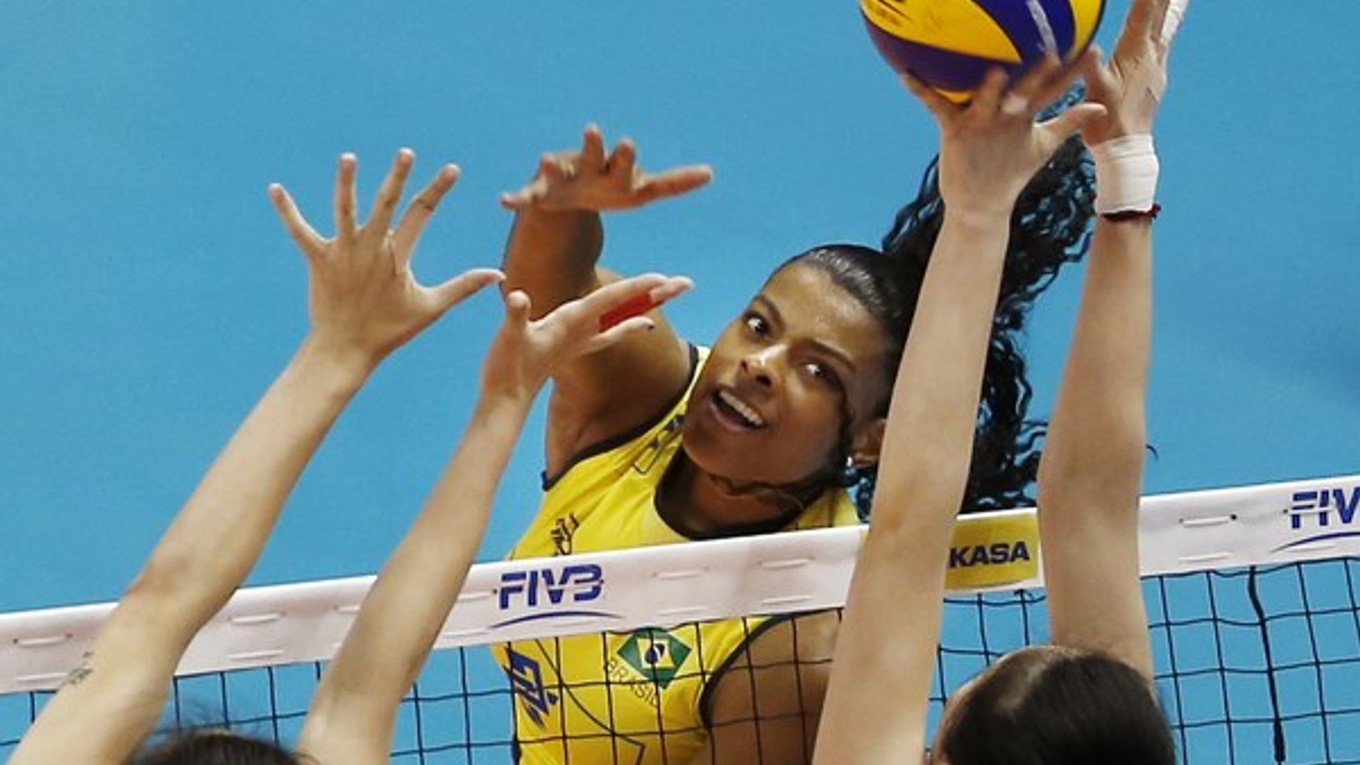 Fernanda Rodrigues smečuje proti Číňankám.