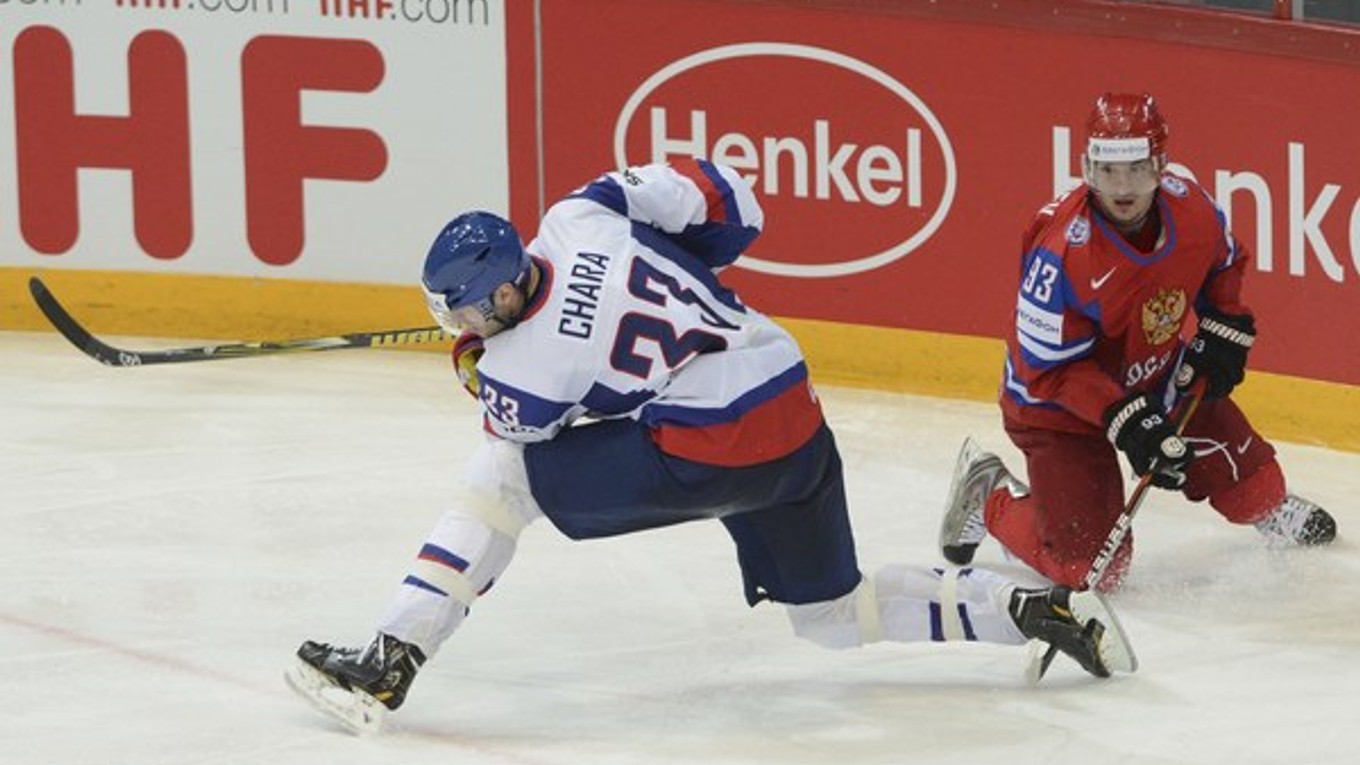 Zdeno Chára a Nikolaj Žerdev vo finálovom stretnutí majstrovstiev sveta v ľadovom hokeji Rusko - Slovensko v roku 2012.