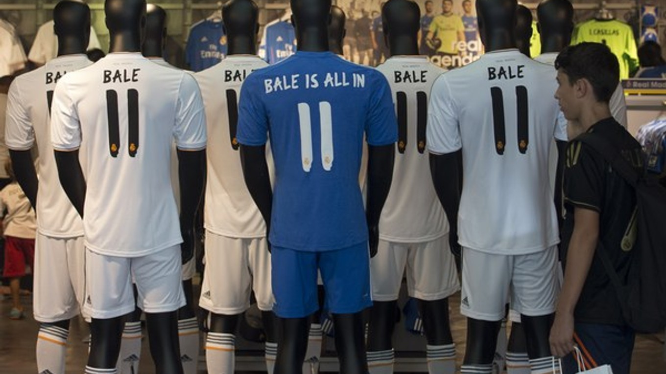 Dresy, ktoré bude nosiť nová posila Realu Madrid Gareth Bale, sú vystavené v oficiálnom fanúšikovskom obchode klubu.