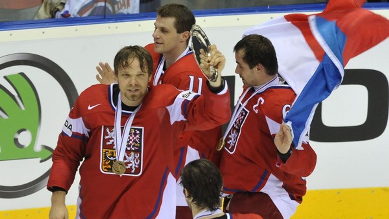 Vľavo Milan Michálek (Česko) s trofejou pre tretí tím po zápase MS 2011 s Rusmi v Bratislave.