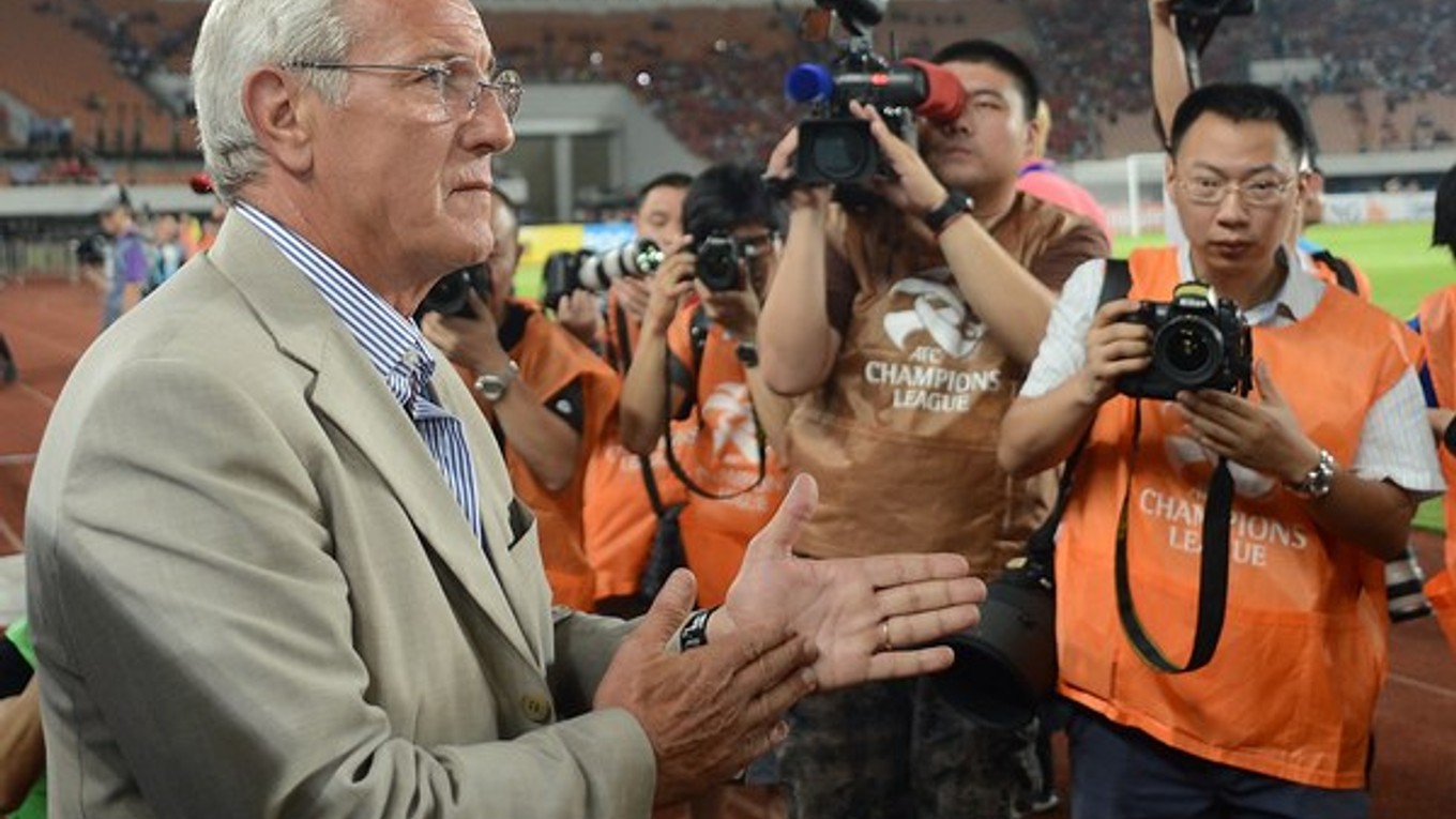 Talian Lippi na lavičke čínskeho Guangzhou Evergrande pred rokom.