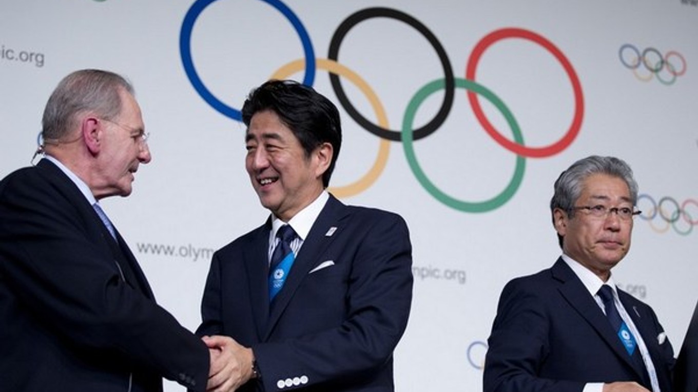 Japonský premiér Šinzo Abe(v strede) si podáva ruku s prezidentom MOV Jacqueom Roggem.