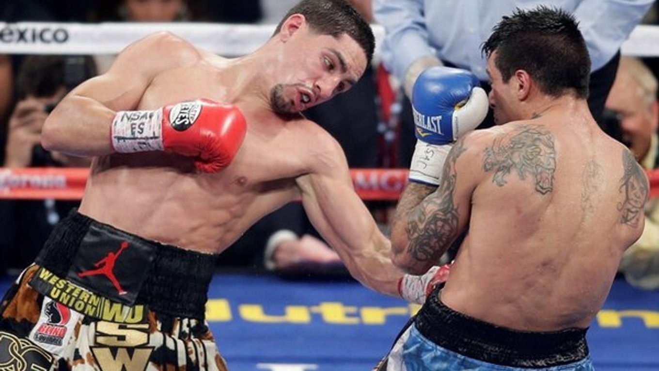 Danny Garcia (vľavo) v súboji s Lucasom Matthyssem.