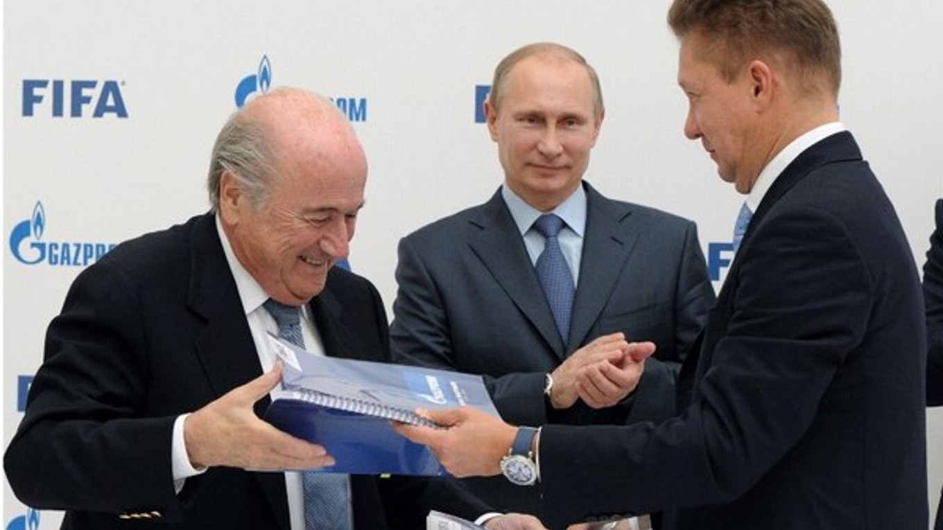 Prezident FIFA Sepp Blatter, ruský prezident Vladimir Putin a šéf Gazpromu Alexej Miller.