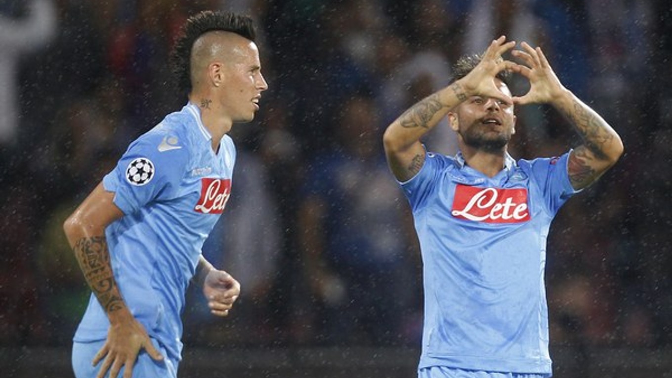 Futbalista Neapolu Lorenzo Insigne sa teší po strelení gólu. Vľavo kapitán Neapolu Slovák Marek Hamšík.