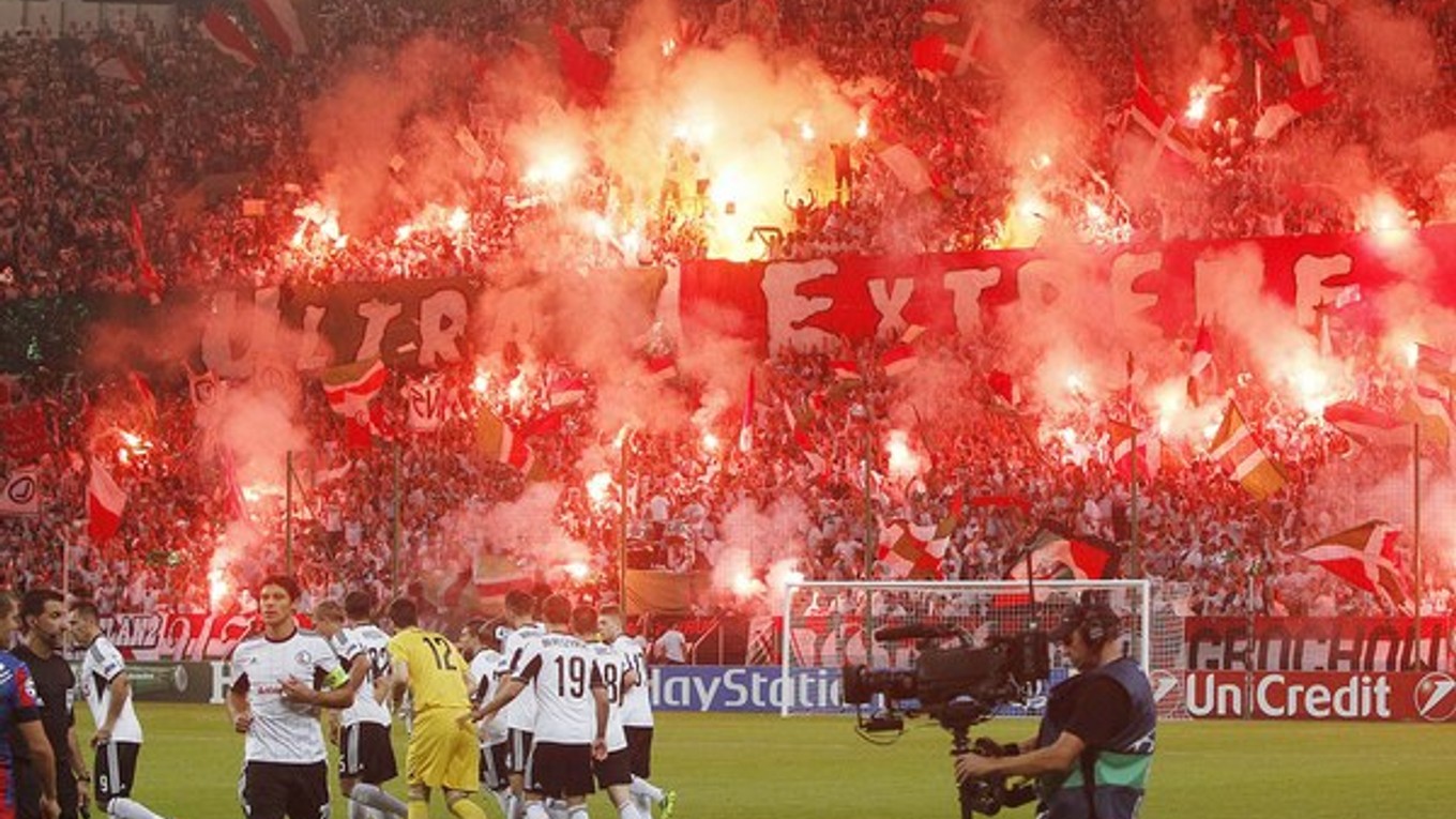 Fanúšikovia Legie zapálili svetlice v odvetnom zápase play off futbalovej Ligy majstrov so Steauou Bukurešť (2:2).