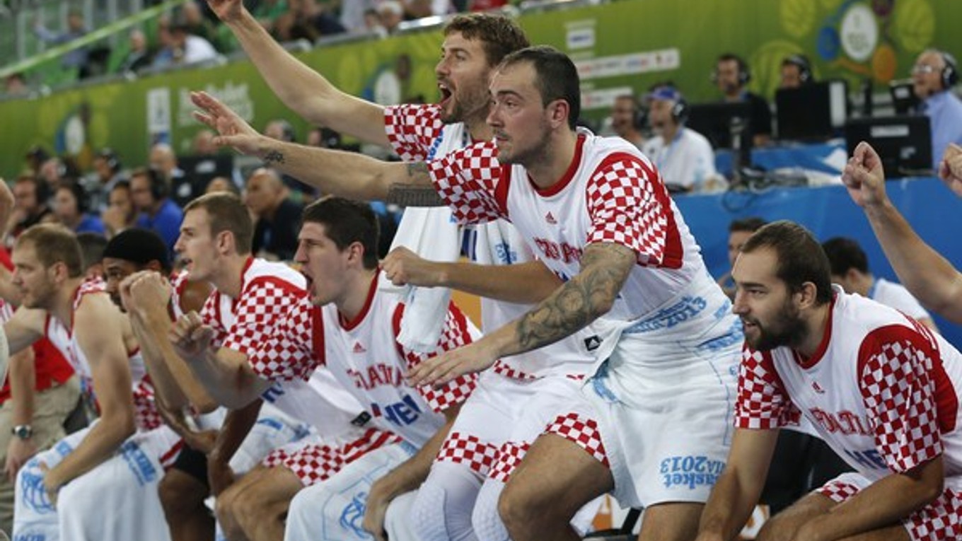 Chorvátski basketbalisti sa radujú počas štvrťfinálového zápasu proti Ukrajine.