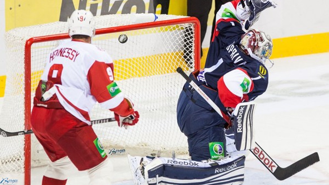 Miroslav Kopřiva dostal v zápase s Podolskom štyri góly. V zostave sa strieda s Jaroslavom Janusom. Vlani boli brankári Slovana väčšími oporami.