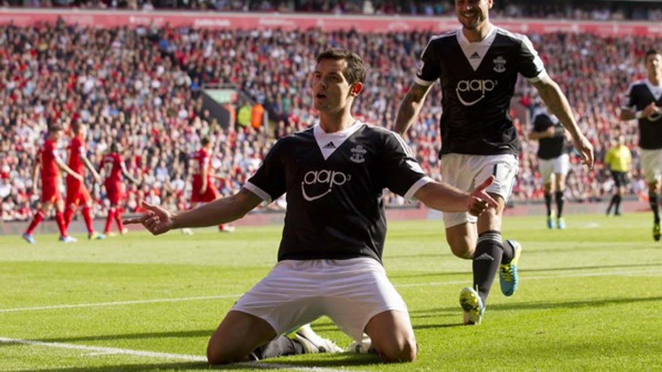 Dejan Lovren zo Southamptonu oslavuje svoj gól proti Liverpoolu.