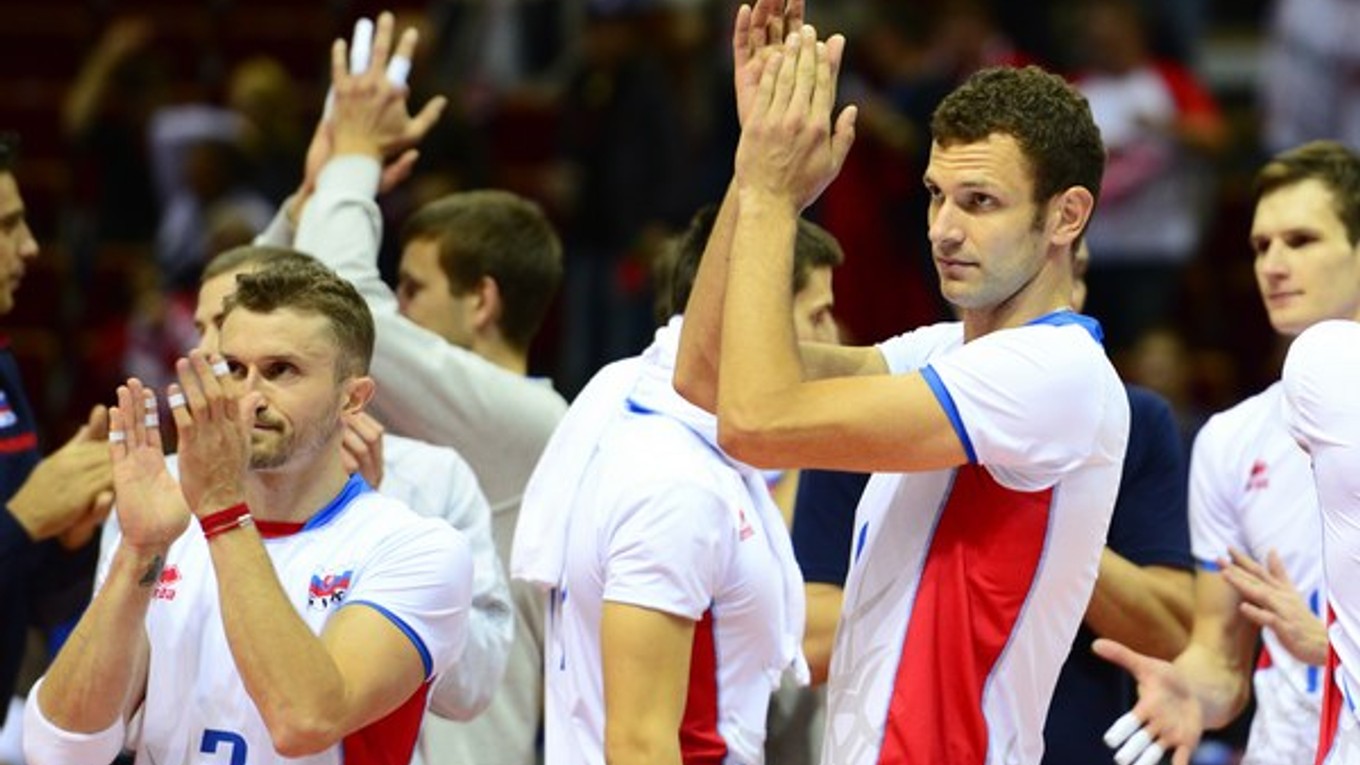 Naši reprezentanti sa lúčia s divákmi po prehre s Ruskom 3:0 na sety, vľavo kapitán mužstva Michal Masný, vpravo Milan Benz.