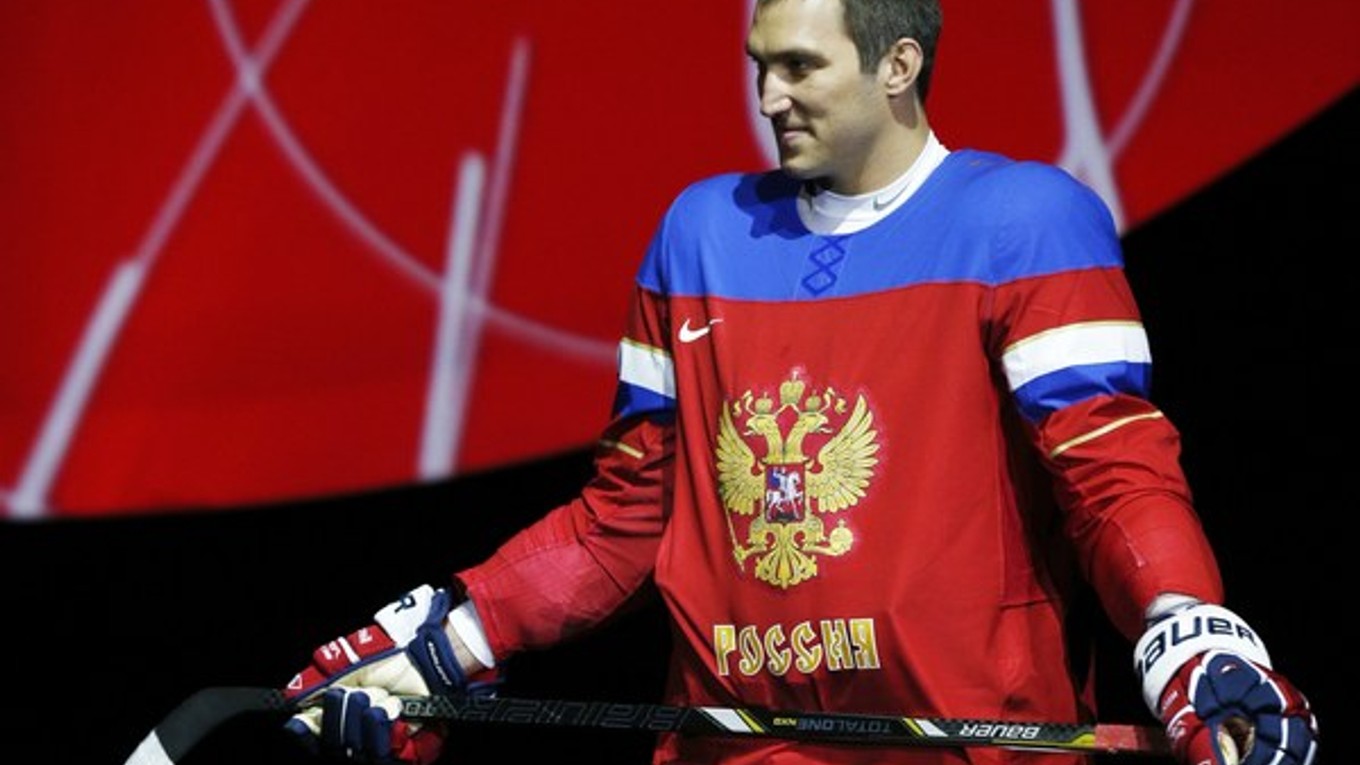 Alexander Ovečkin pózuje počas predstavenia olympijského dresu ruskej hokejovej reprezentácie.