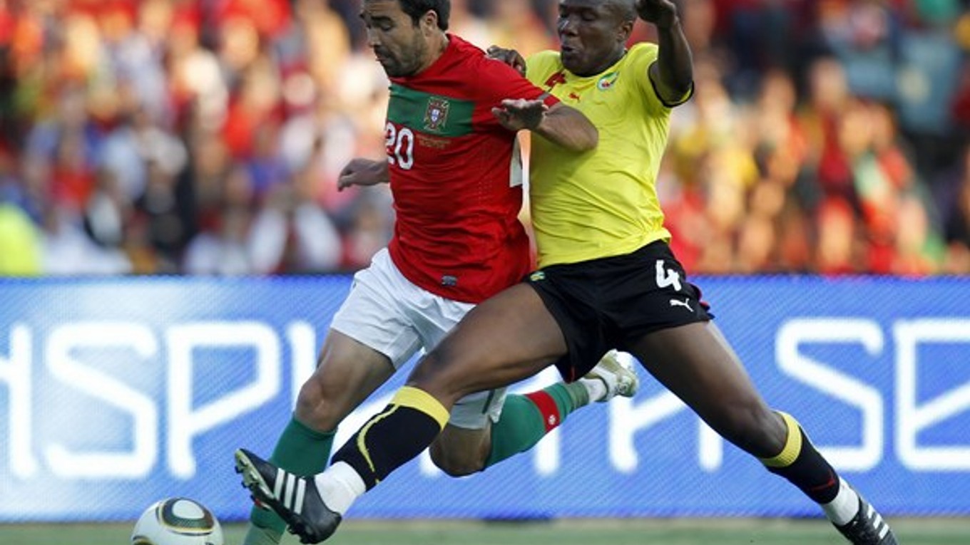 Deco (vľavo) v súboji s Mozambijčanom Mexerom počas priateľského zápasu Portugalsko - Mozambik v júni 2010.