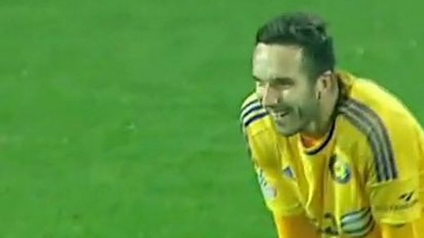 Útočník Jihlavy Harba nemôže veriť tomu, že rozhodca ukončil polčas.