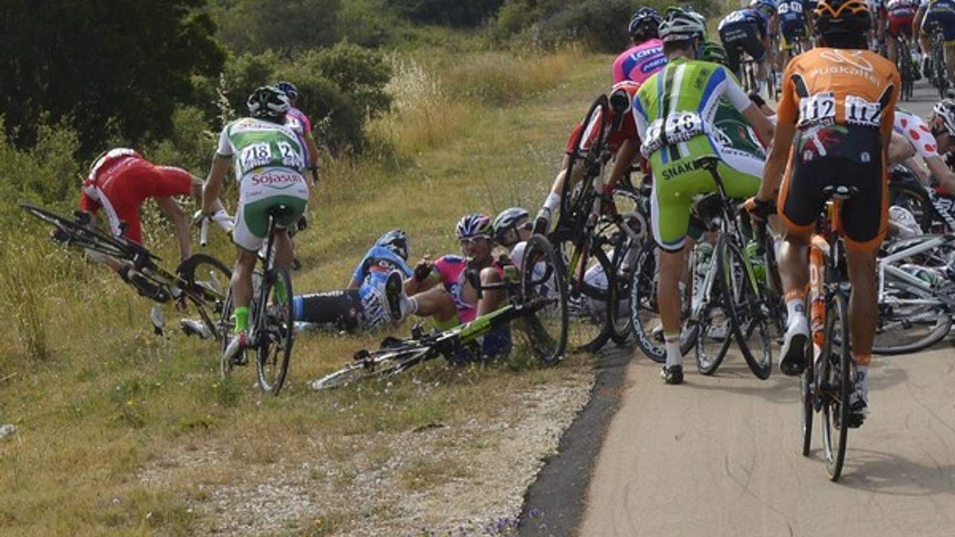 Jerome Coppel (vľavo v červenom) takto havaroval v 5. etape tohtoročnej TdF.