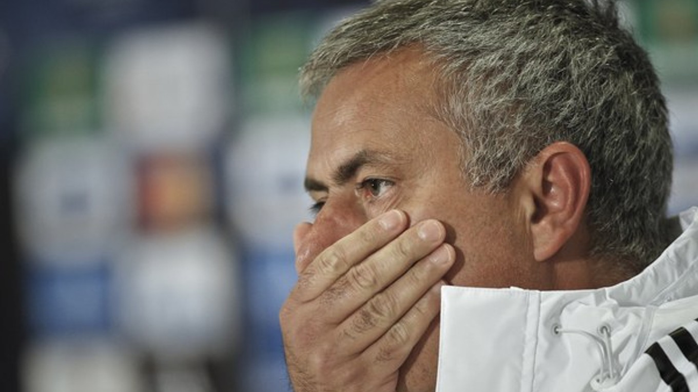 Jose Mourinho si zakrýva ústa počas tlačovky v Bukurešti.
