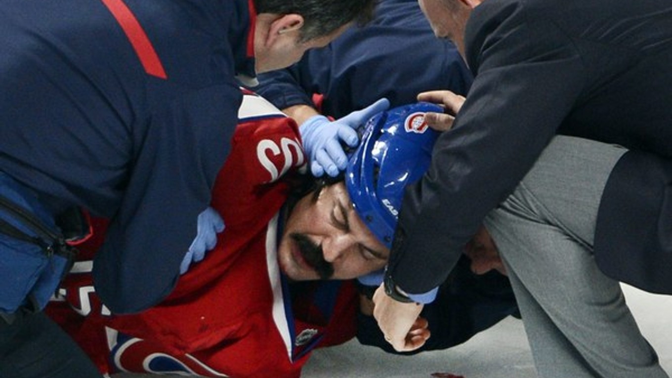 Zranený Parros na ľade.