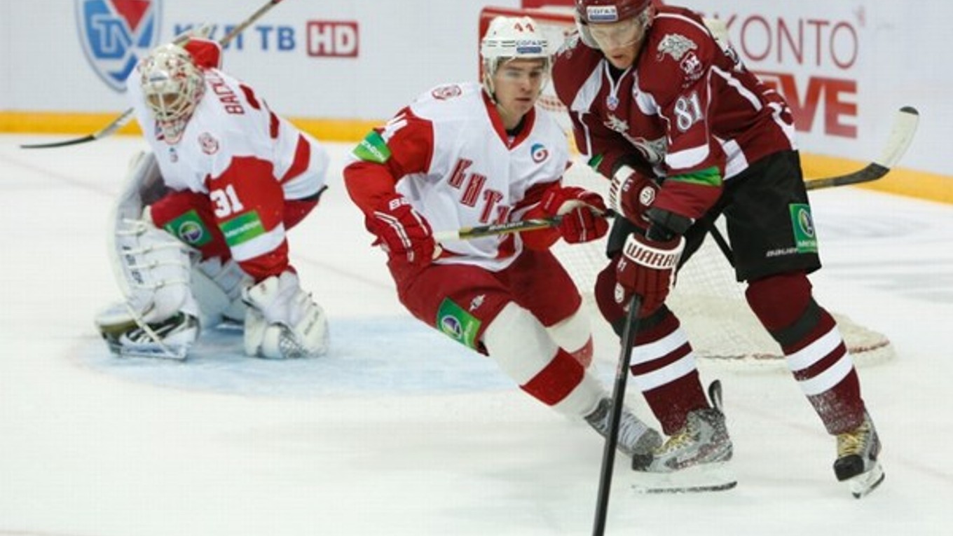 Marcel Hossa (vpravo) strelil ako prvý slovenský hokejista v základnej časti KHL sto gólov.