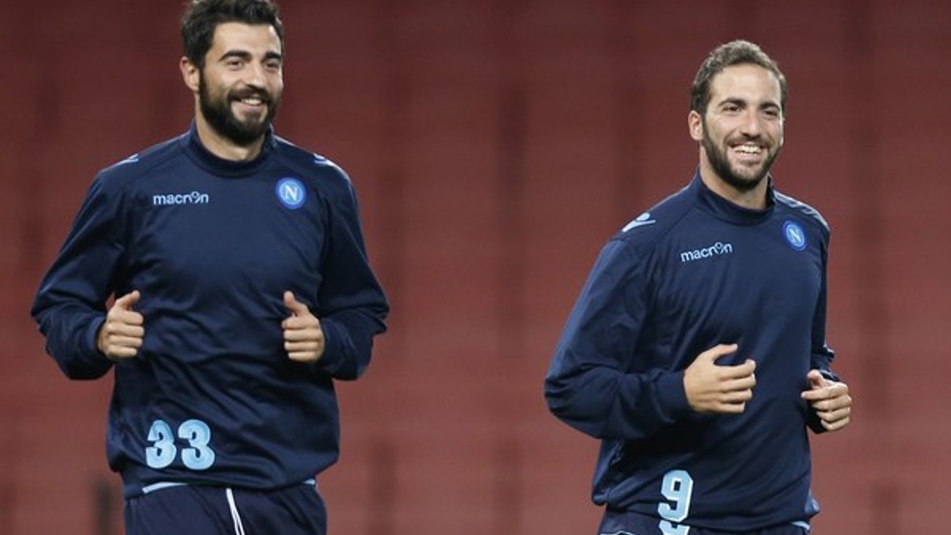 Gonzalo Higuain (vpravo) a Raul Albiol.