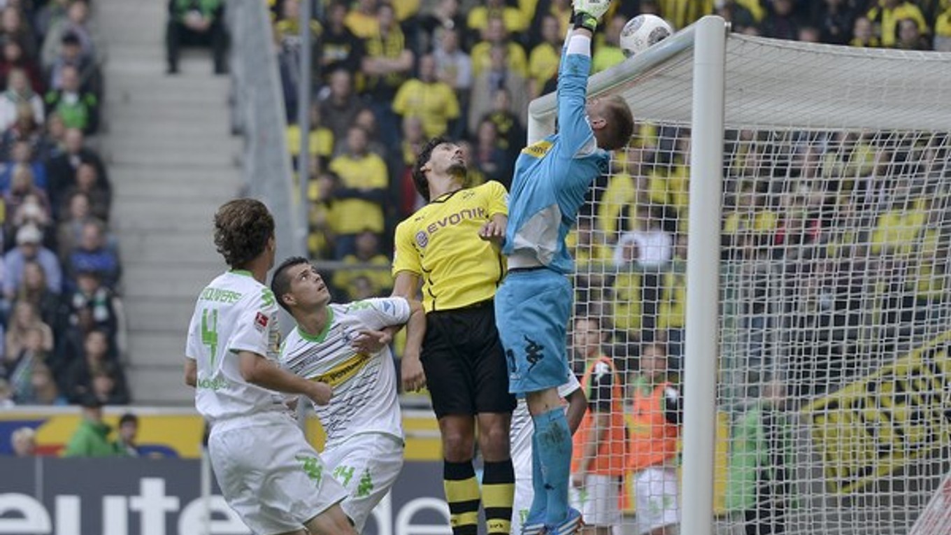 Brankár Mönchengladbachu Marc-Andre ter Stegen vyskakuje pred Matsom Hummelsom z Dortmundu.