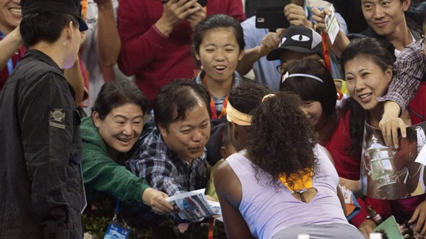 Serena takto rozdávala autogramy.