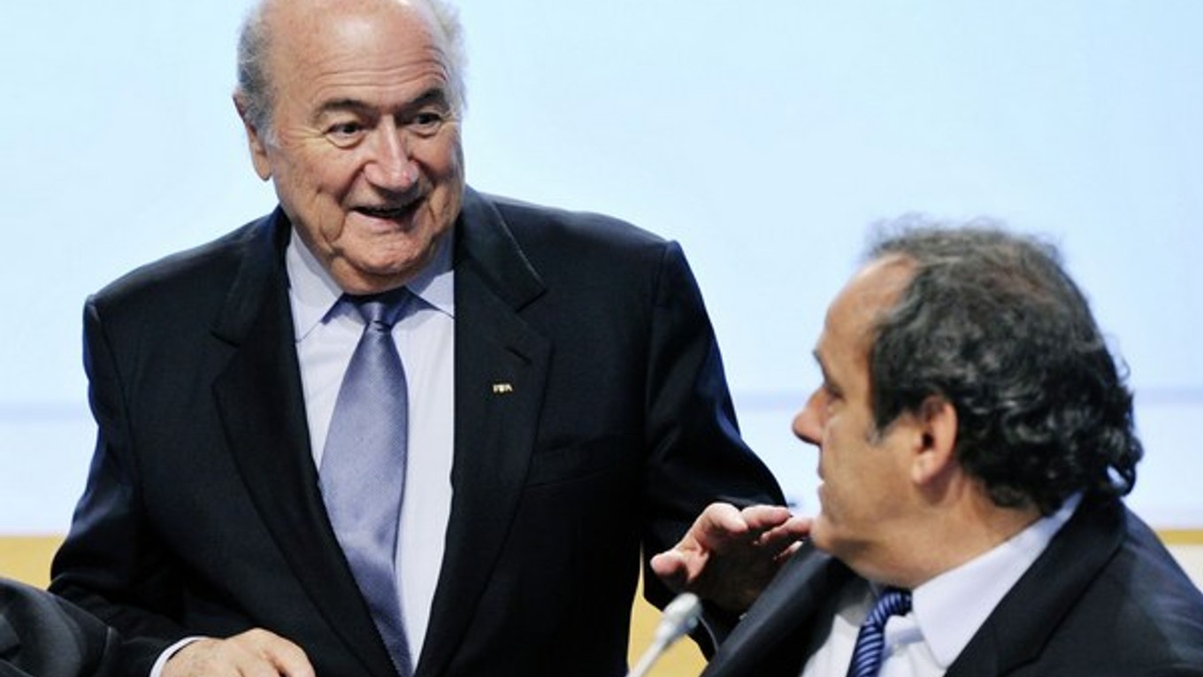 Blatter (vľavo) a Platini.