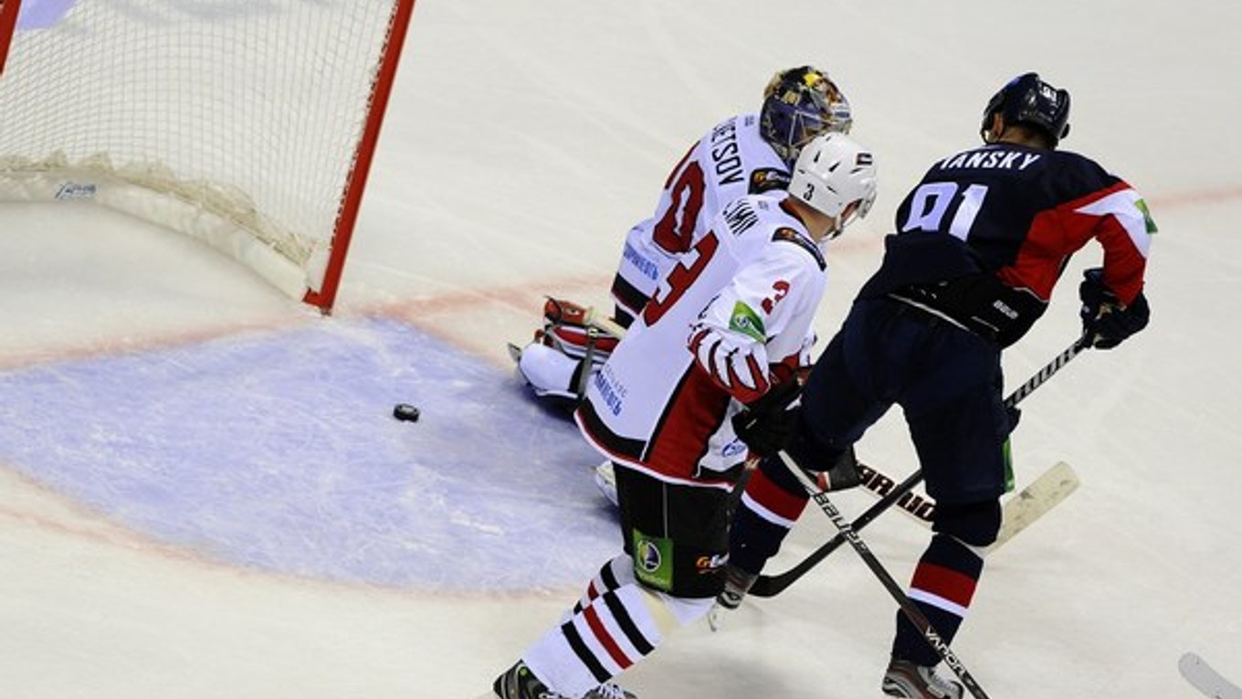 Omsk pred rokom prehral v Bratislave 2:4. Archívna snímka.