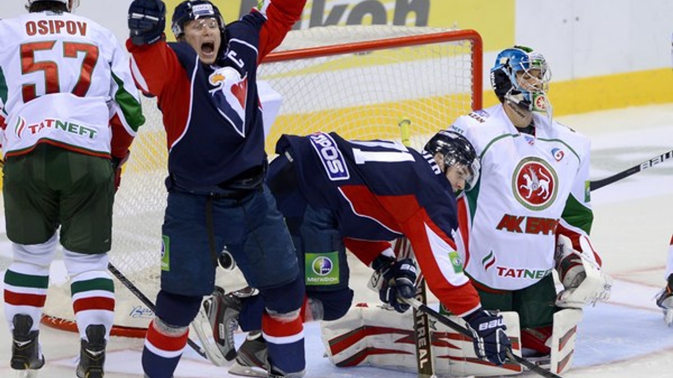 Strelec gólu Milan Bartovič, druhý sprava Juraj Mikúš v zápase Slovan - Kazaň, ktorý Slovan vyhral po predĺžení 2:1.