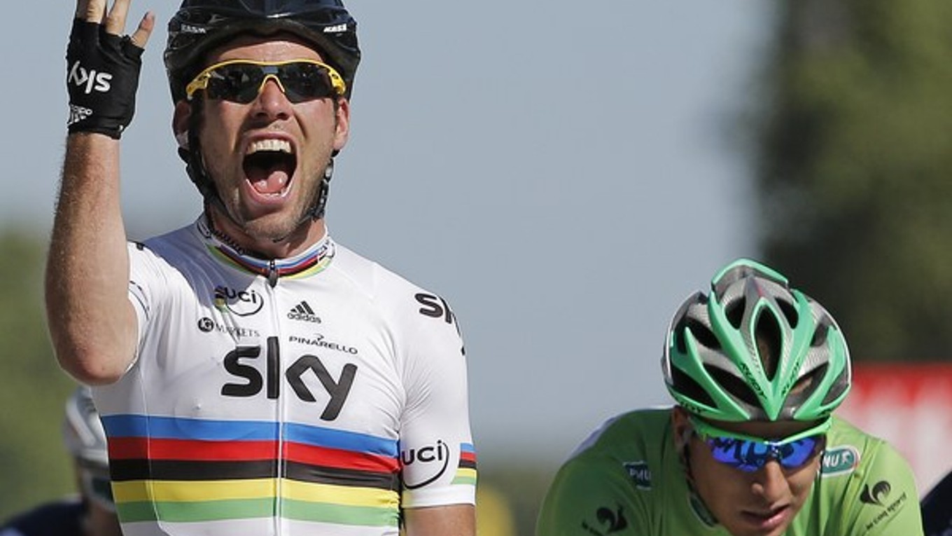 Paríž 2012: Mark Cavendish vyhral v záverečnej etape šprint pred Petrom Saganom (vpravo), ktorý mal na sebe cenné zelené tričko.