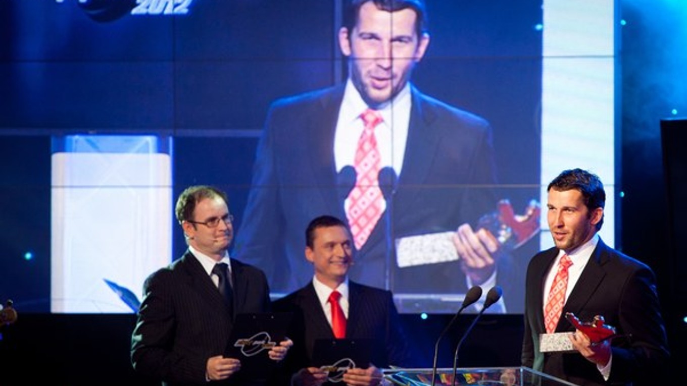 Cenu pre najlepšieho brankára za sezónu 2012 získal Ján Laco (vpravo). Na snímke je odovzdávanie ocenenia Zlatý puk 2012.