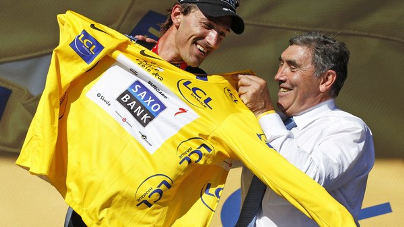 Eddy Merckx oblieka do žltého trička Švajčiara Fabiana Cancellaru na Tour v roku 2010.