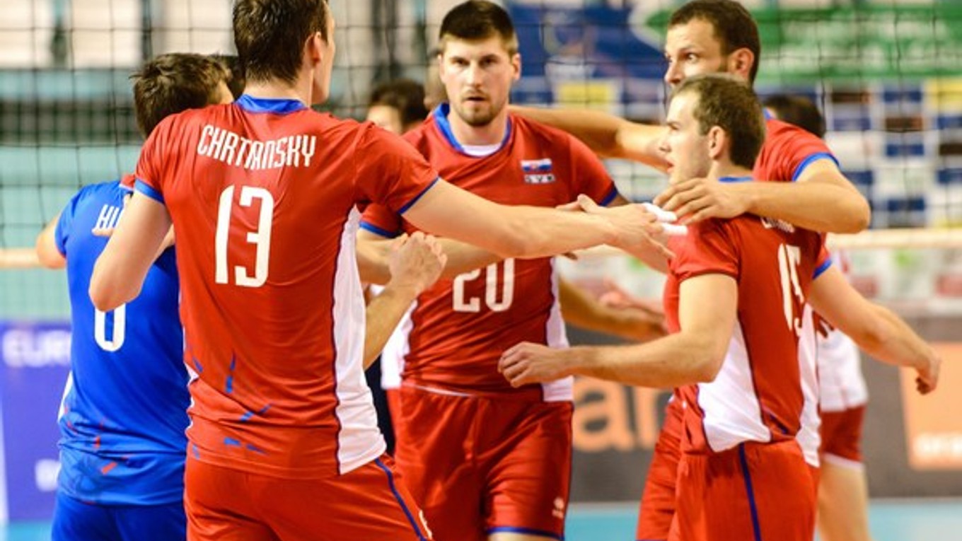 Slovenskí volejbalisti sa radujú po vyhratom sete.