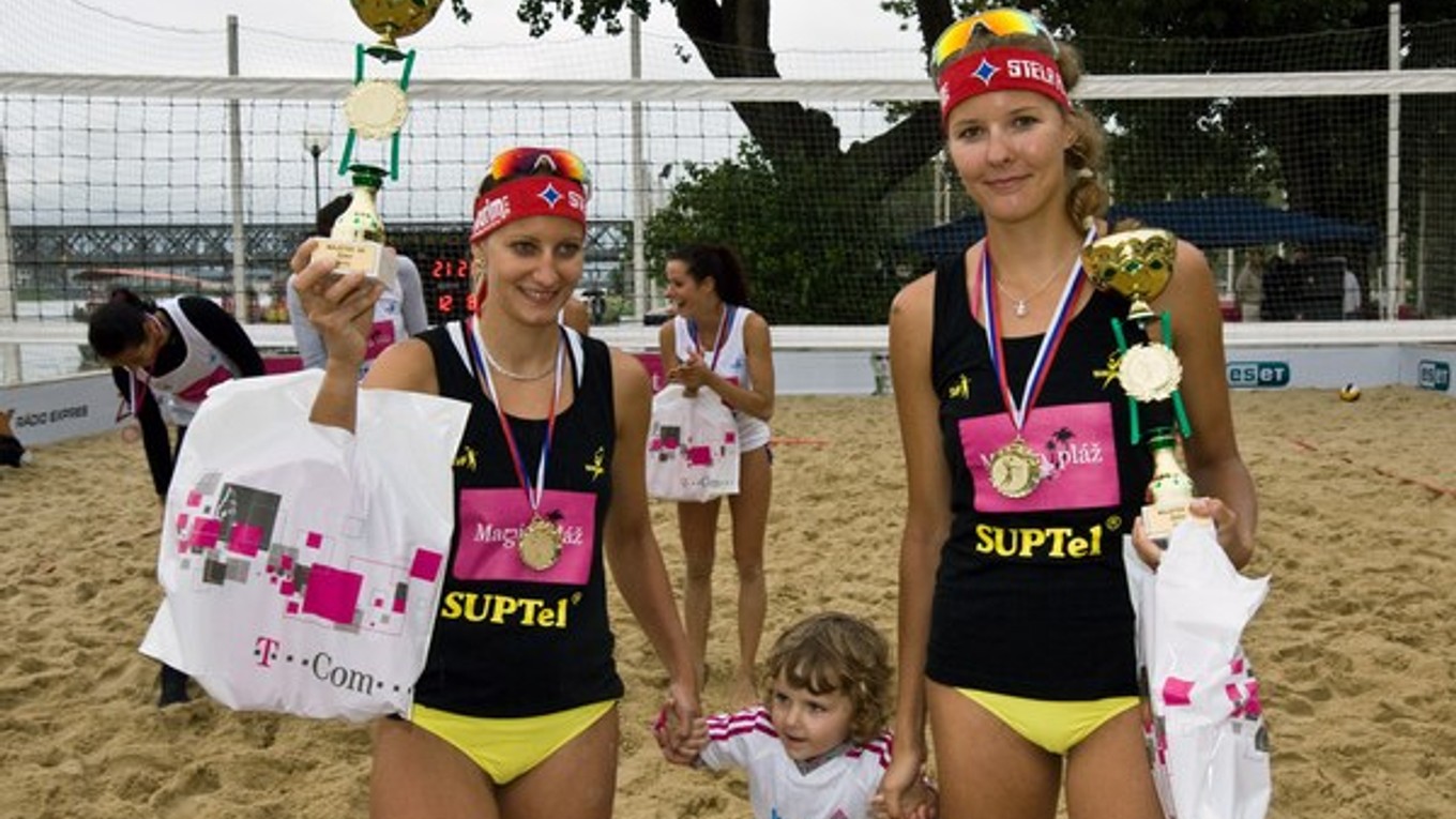 Natália Dubovcová a Dominika Nestarcová.