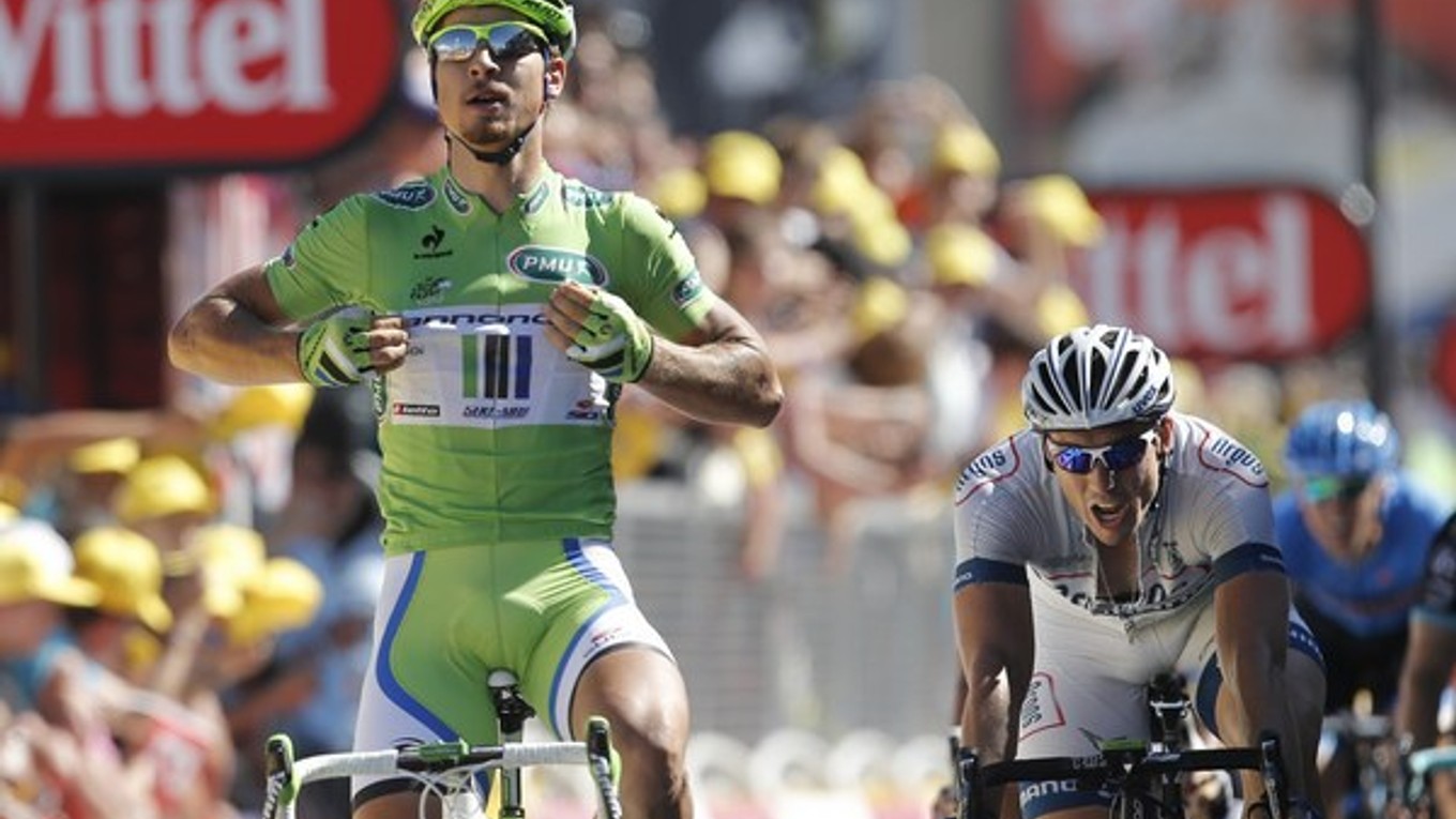 Peter Sagan vyhral 7. etapu Tour de France pred Nemcom Johnom Degenkolbom (vpravo v bielom).