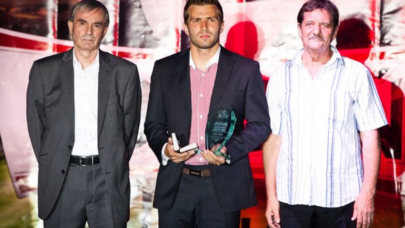 Ocenený stredový hráč a najlepší hráč MFK Ružomberok Tomáš Ďubek (uprostred) počas slávnostného vyhlásenia najlepších futbalistov za uplynulú sezónu.