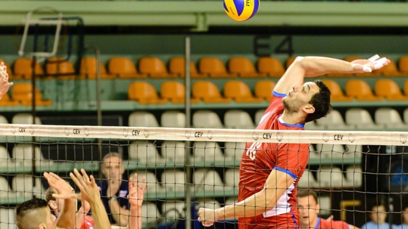 Jozef Piovarči smečuje.