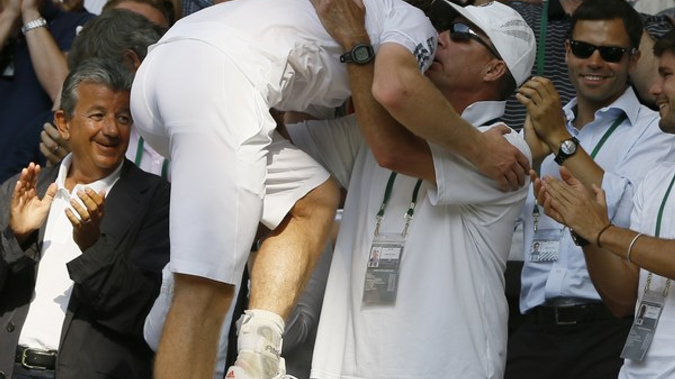Andy Murray sa po wimbledonskom finále objal v lóži s trénerom Ivanom Lendlom.