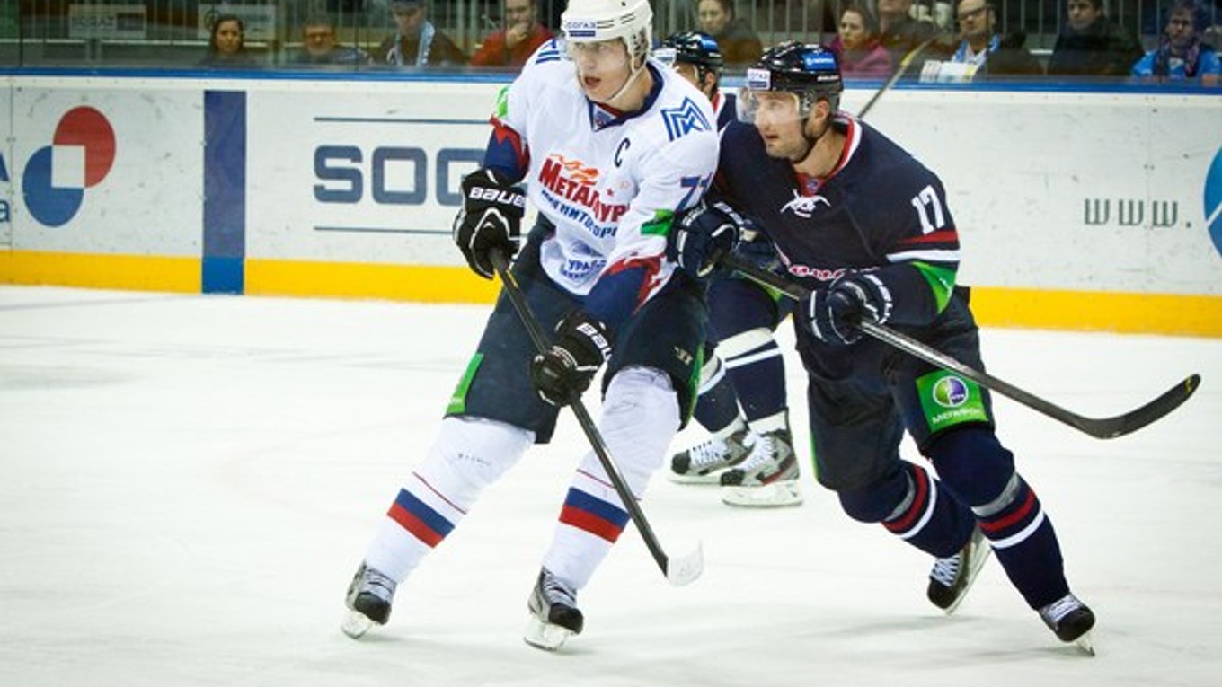 Jevgenij Malkin v drese Magnitogorsku a Ľubomír Višňovský v drese Slovana počas výluky NHL v KHL.