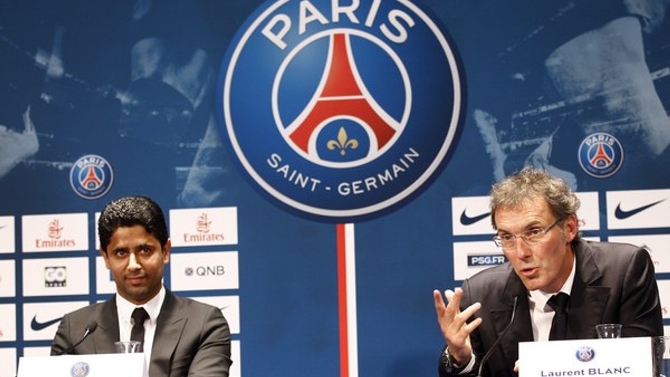 Laurent Blanc a majiteľ PSG Nasser Al-Khelaifi.