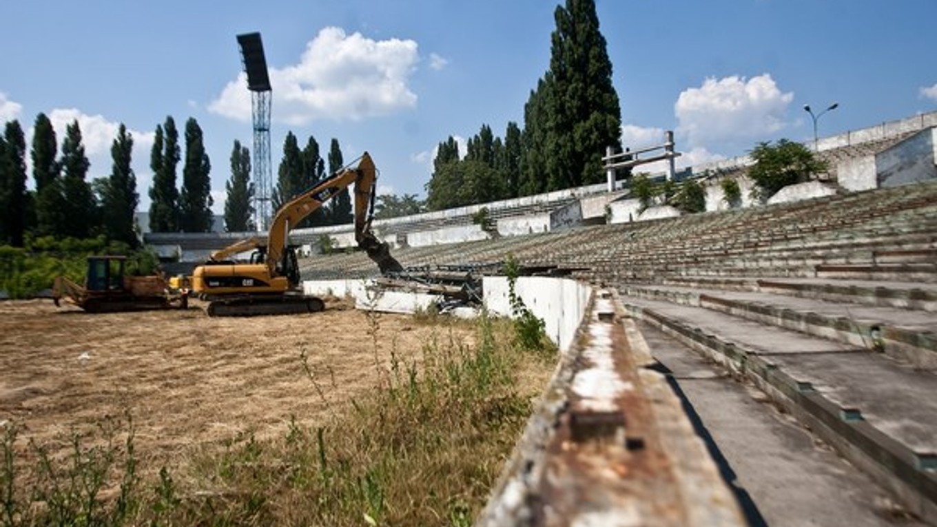 Štadión Slovana včera začali búrať. V strede ihriska odhalili predtým maketu nového.