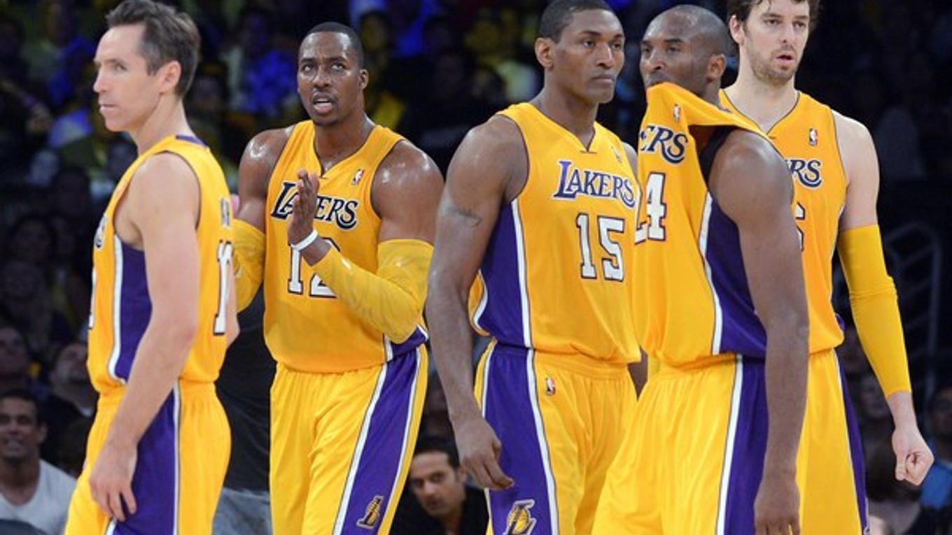 Los Angeles Lakers zľava: Steve Nash, Dwight Howard, Metta World Peace, Kobe Bryant a Paul Gasol.